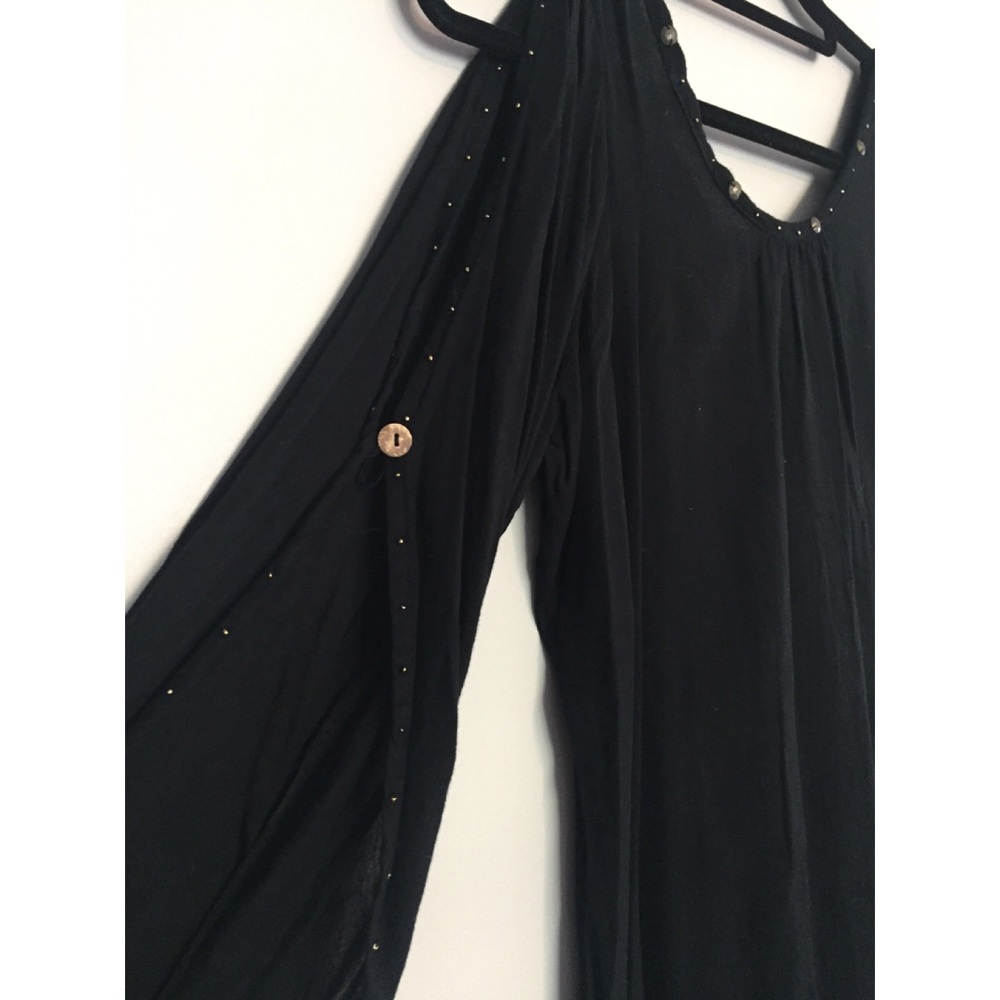 Open sleeved black dress